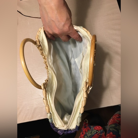 A straw bag - Picture 5 of 5